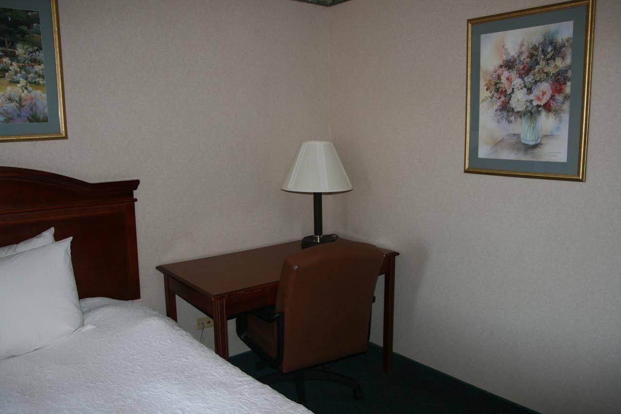 Baymont By Wyndham Clarksville Northeast Экстерьер фото